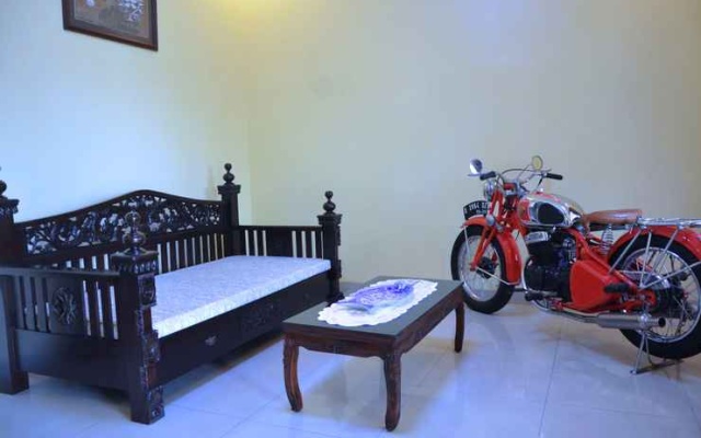 Rumah Kuning Bandung – Guest Rooms – Parompong