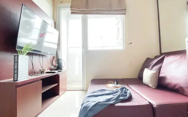 Strategic And Homey 2Br Green Pramuka Apartment