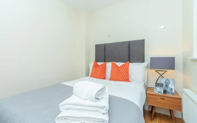 Two Bedroom Apartment in Hammersmith 201a, London