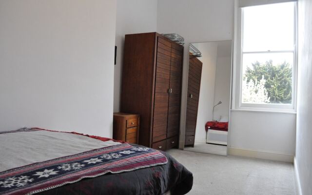 Bright 2 Bedroom Flat in Great Location