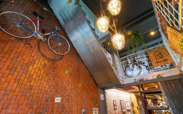 Zhelter Hostel Bangkok by ZUZU