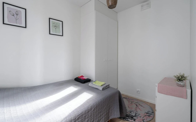 Spacious 2BR Apt - Lake View & Sauna