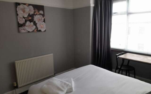 Bright 4-bed House 15 min to Manchester Centre