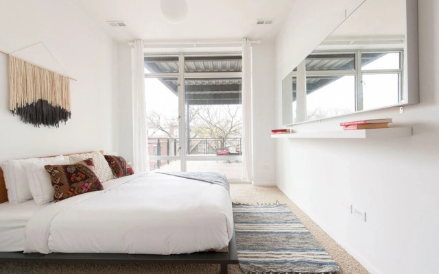 Vibrant Lincoln Park Suites by Sonder