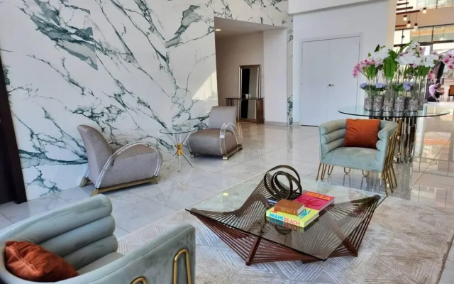 Elegant & Luxury Gem-5 Star Location -pools, Gym!