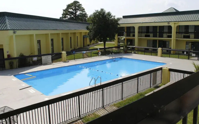 Red Carpet Inn & Suites