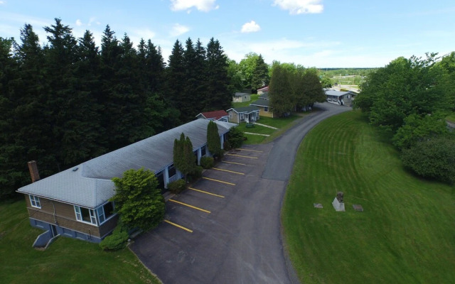 The Lionstone Inn Motel and Cottages