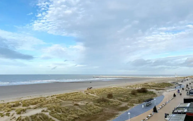 Sea Wall Retreat With Views