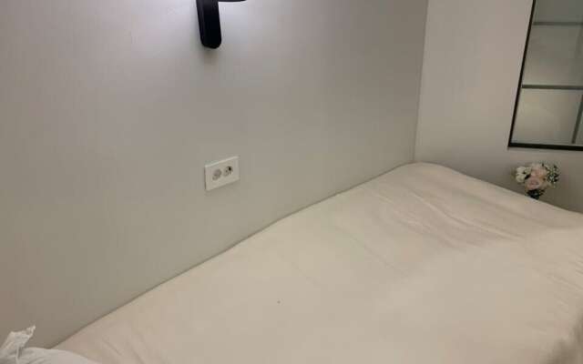 g g bae Hostel - Caters to Women