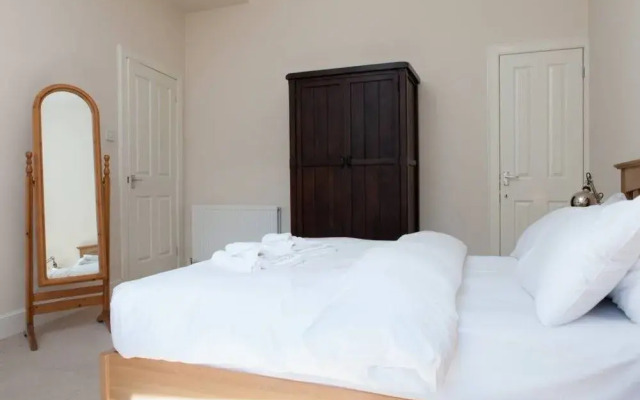 2 Bedroom Flat By The Sea