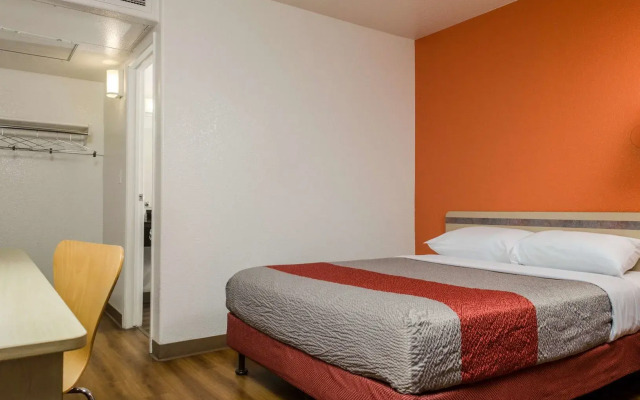 Super 8 by Wyndham Turlock