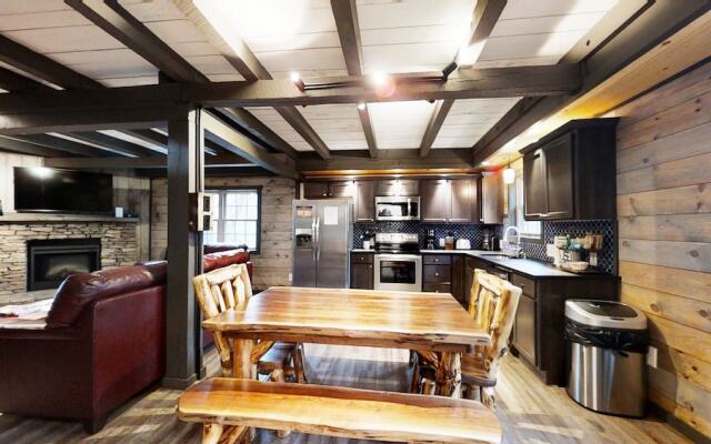 Bigfoots Hideaway 1 Bedroom Cabin by RedAwning