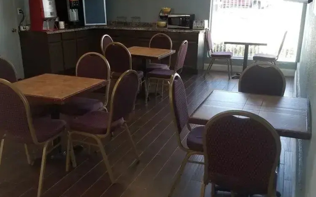 Days Inn & Suites Wichita East
