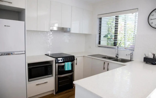 2 Bedroom Renovated Townhouse, Walk to Noosa River