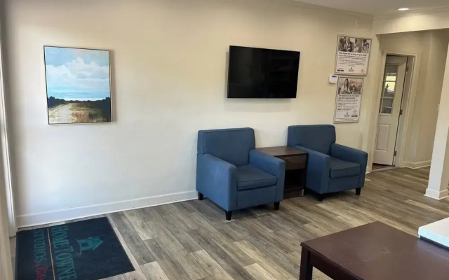 HomeTowne Studios & Suites by Red Roof Charlotte - Ballantyne