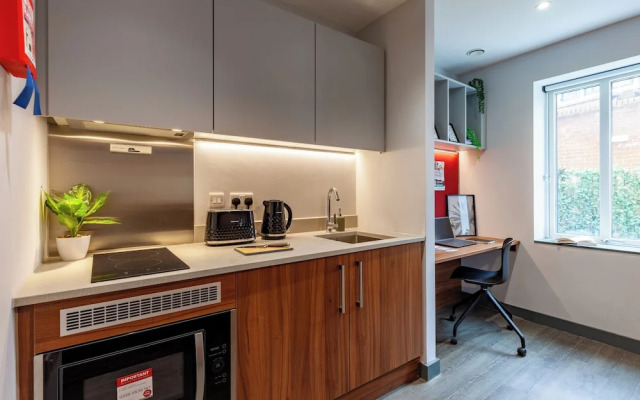 Students Only Straits Egham - 40 mins to Waterloo - Direct Bus to Heathrow