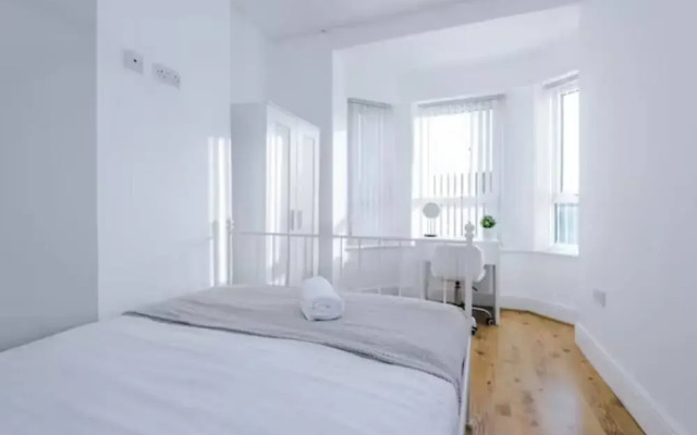 Spacious 4-Bed House Manchester