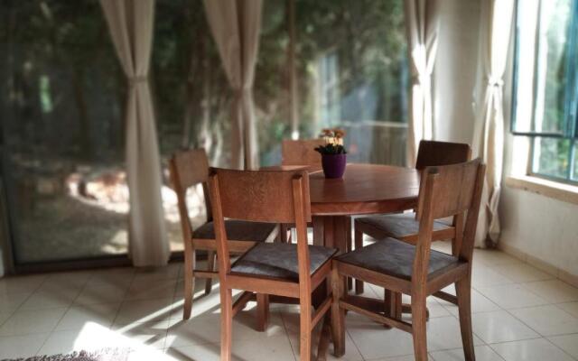 The House In The Oaks הבית באלונים