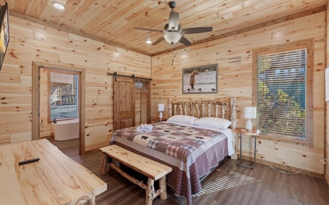 Smokey Treats 5 Bedroom Cabin by RedAwning