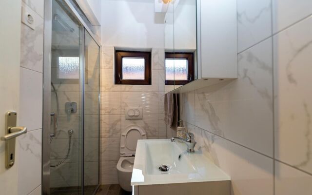 Stunning Apartment in Rovanjska With 3 Bedrooms and Wifi