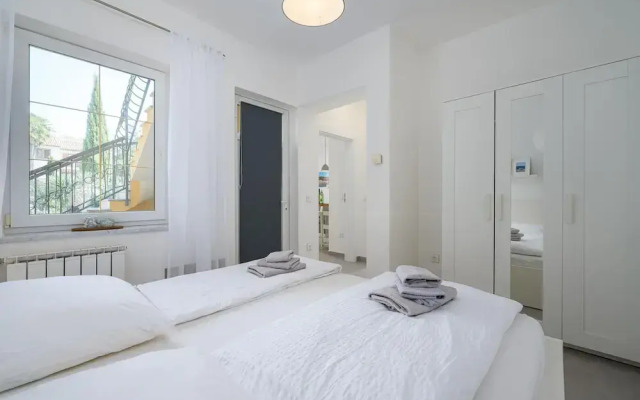 Attractive Apartment With Garden