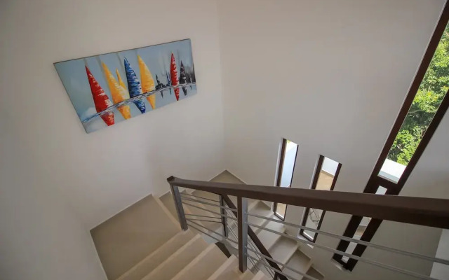 Ocean View 3 Bedroom Home by Olahola