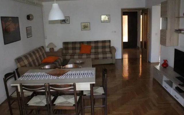 Apartman 100m2, full opremljen, privatni parking.