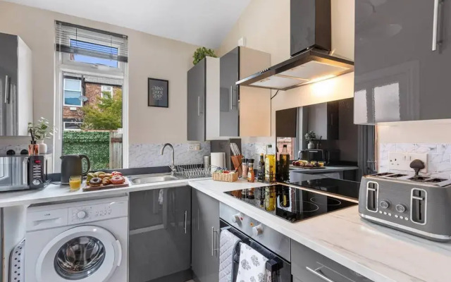 Sleeps 6 - Fast Wifi - Parking