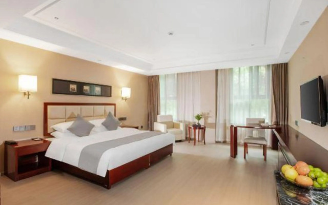 Longlin Shanju Holiday Hotel