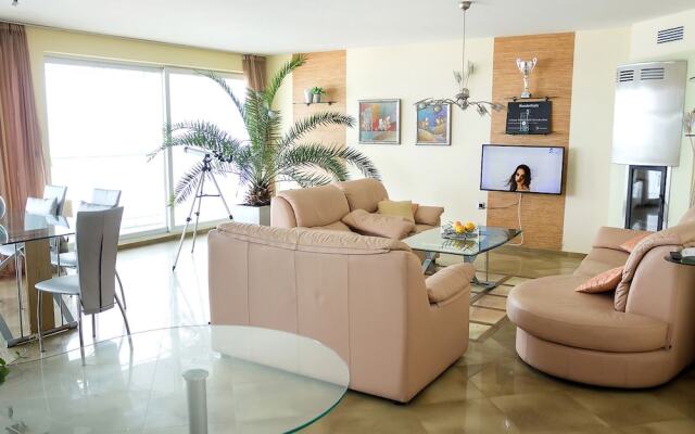 FM Deluxe 2-BDR Apartment - Varna Port
