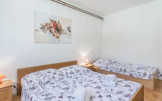 Two Bedrooms Ground Floor Apartment With Private Pool and Garden Near Pula