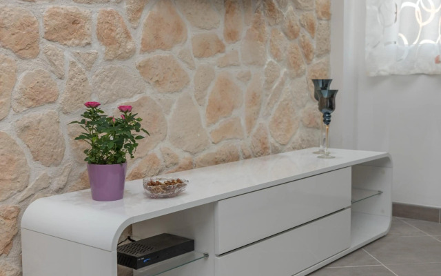 New 4* apartment "Orto" in the center of Trogir