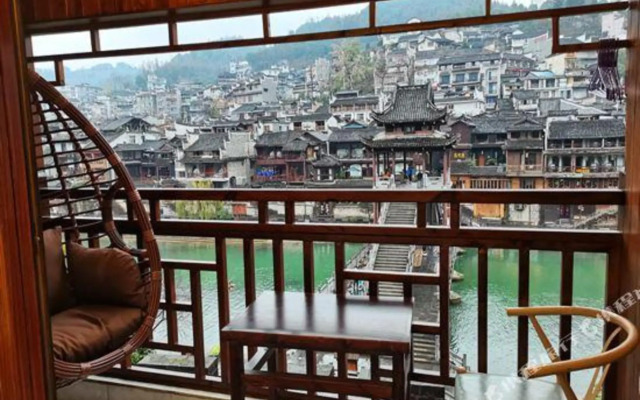 Xiangxi Phoenix Long River Inn