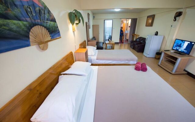 Funky Monkey Guesthouse & Tours