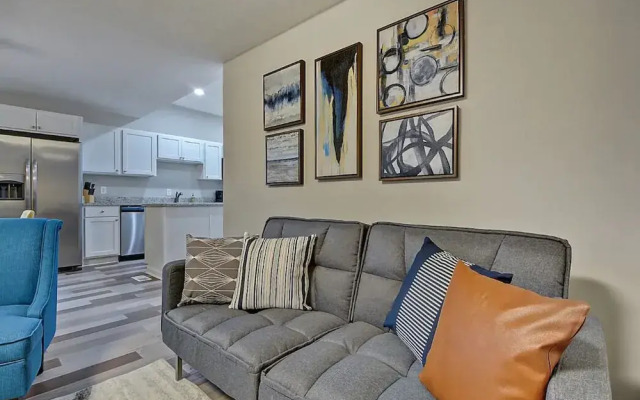 Spacious 6BR/3BA House w/ Parking! Sleeps 20!