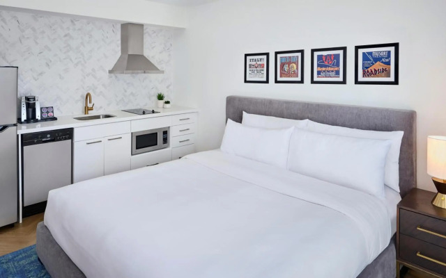 Pantages Hotel Downtown Toronto