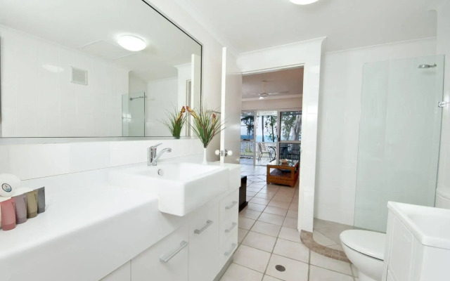 On Palm Cove Beachfront Apartments