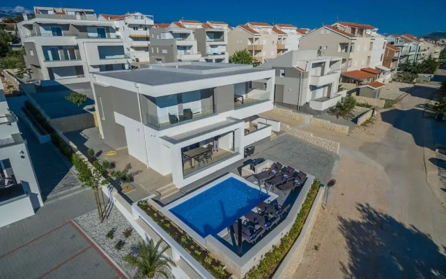 Apartments with Pool Villa Zora