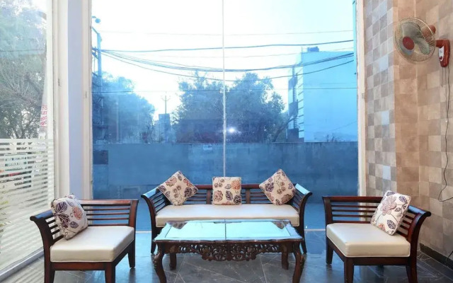 Oyo 11367 Hotel Yellow