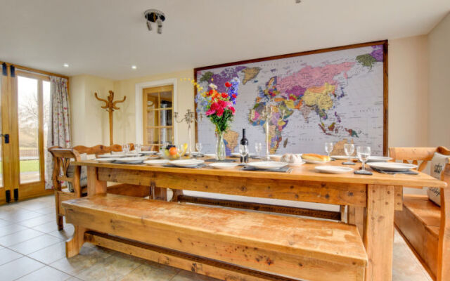 Holiday Home Sgubor yr Onwydden