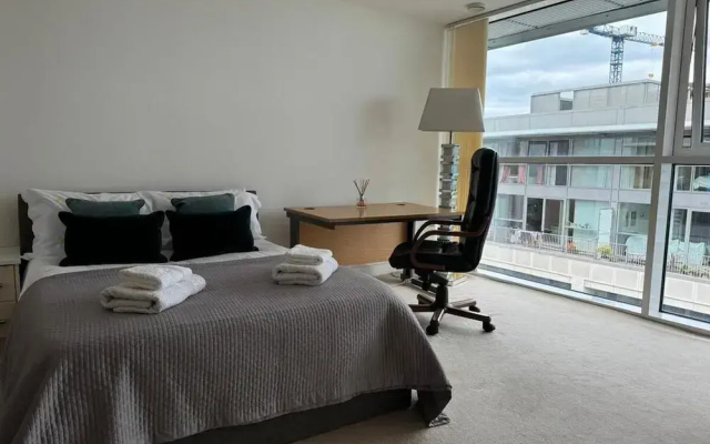 Royal Docks Luxury 3 Bedroom Apartment