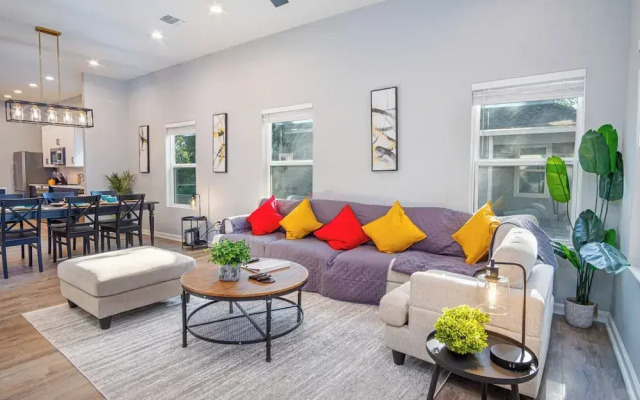 Experience Convenience w/ 4br/3ba Near Alamodome