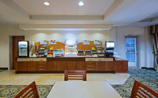 Holiday Inn Express Hotel & Suites Ottawa Airport by IHG
