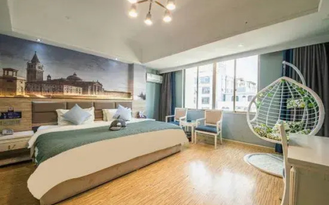 Yuefeng Hotel (Maoming Dianbai West Lake Park)