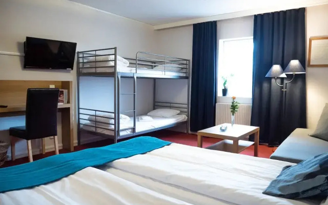 Björkbackens Karaktärshotellet - Stugby