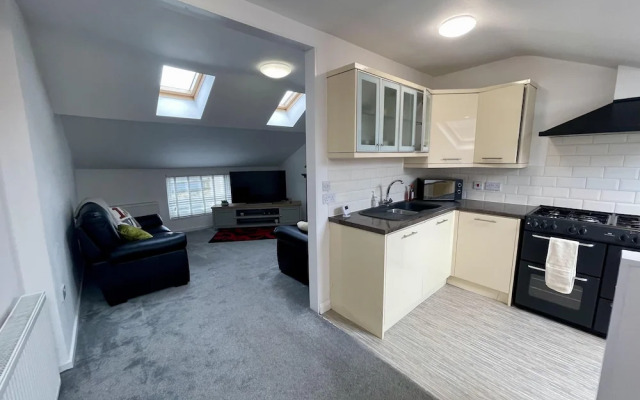 Impeccable 2-bed Apartment in Scarborough