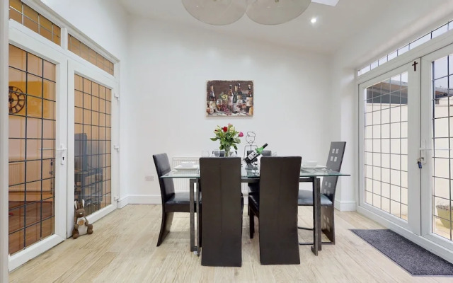 Charming 5-bed House in Romford