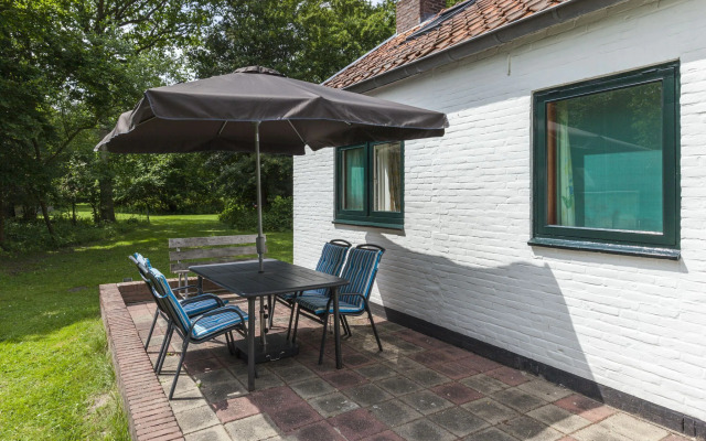 Appealing holiday home in Vrouwenpolder with garden