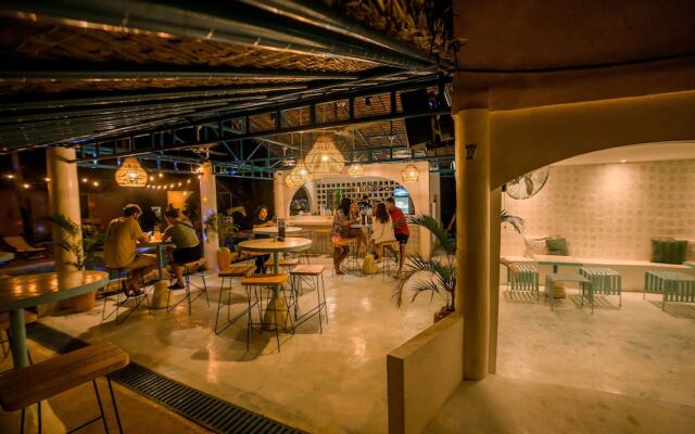 Mad Monkey Panglao