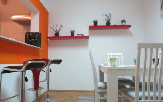 Traveler's Hostel & Apartments